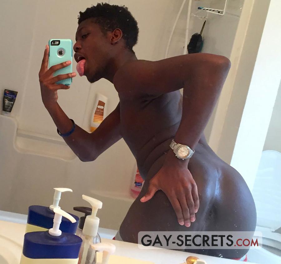 Skinny black boy spreads his ass for a naked selfie