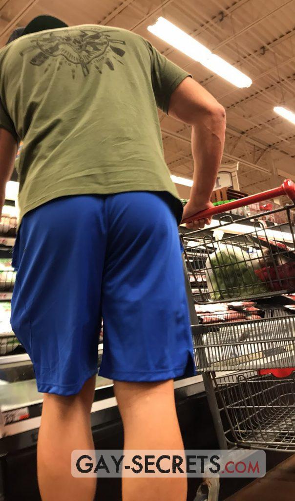 Gay voyeur peeps a guy in the supermarket